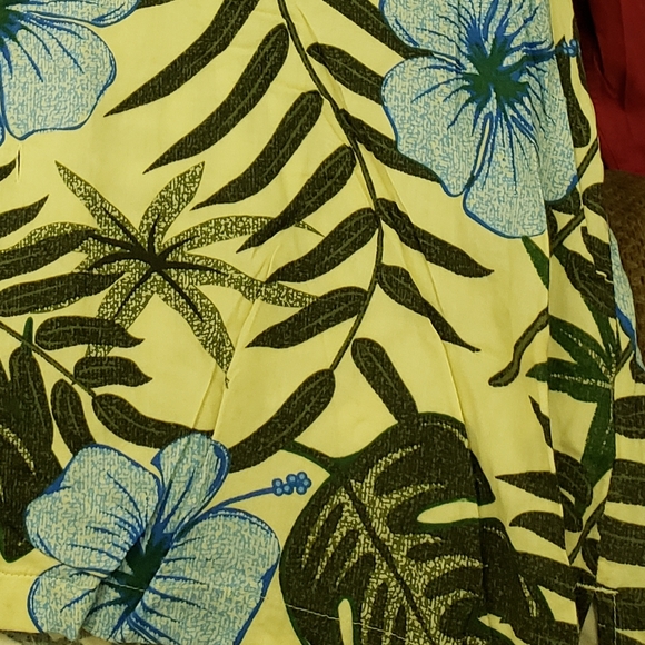 Beautiful men's short sleeve button up tropical shirt. Size large. Great shape. - Picture 5 of 5